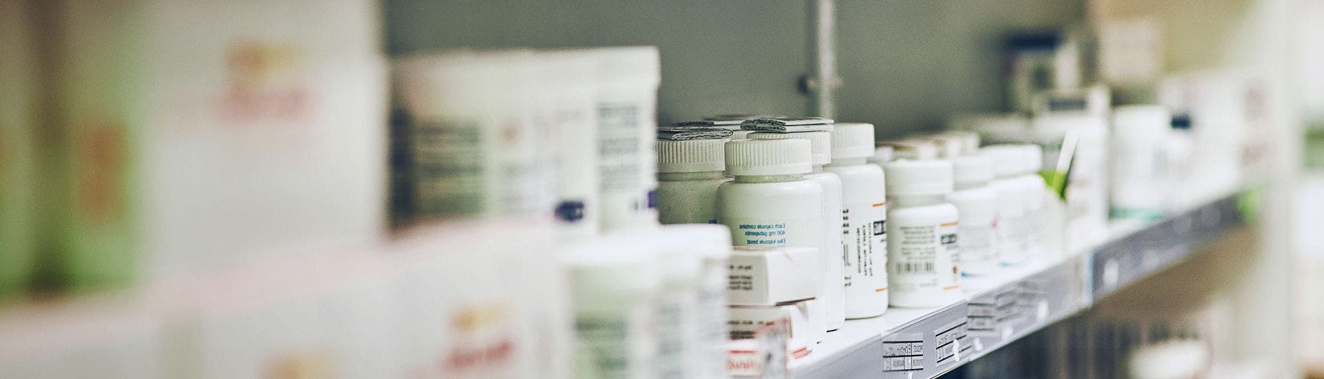 Uma prateleira para armazenar medicamentos e produtos farmacêuticos.