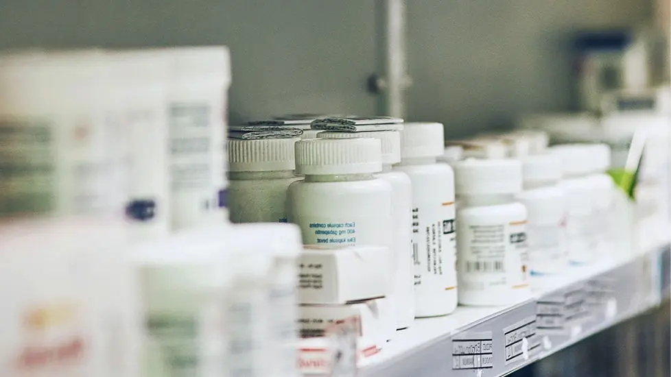 Uma prateleira para armazenar medicamentos e produtos farmacêuticos.