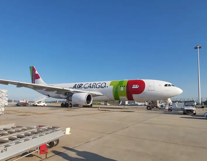Avião Airbus A330-200, com o logotipo da TAP, onde se lê  as palavras Air Cargo, adaptado para transporte de carga.